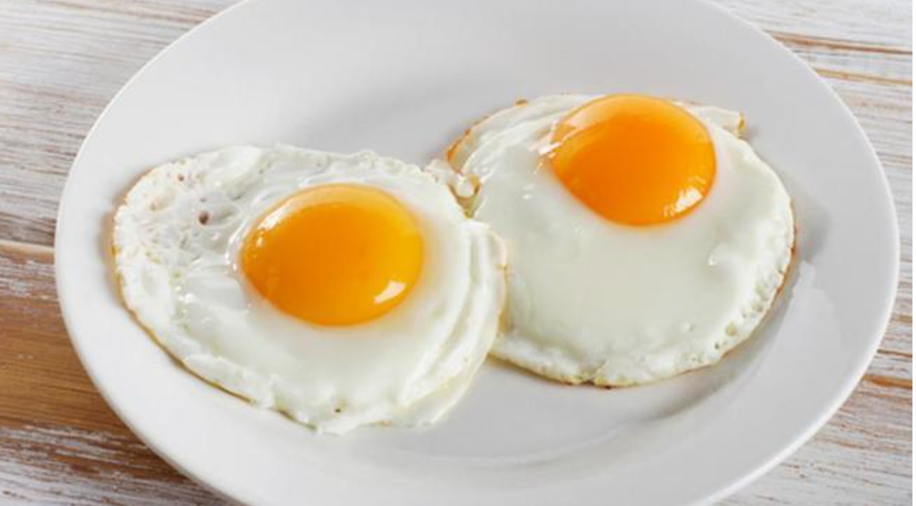 Ensalada tradicional con huevos a la plancha y pan tipo wasa